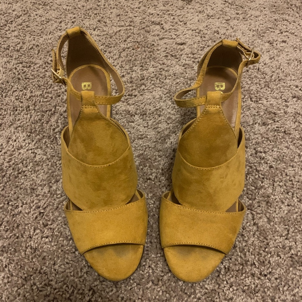 Like new- BC yellow suede shoe